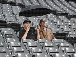 White Sox lower season-ticket prices amid horrible season