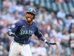 Mariners, OF Victor Robles agree to 2-year extension