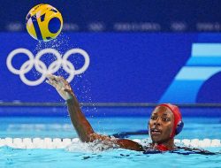 Stunned U.S. women leave Paris without medal in water polo