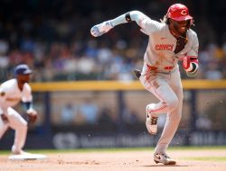 Reds get look at Cards, hope to make up ground in wild-card race