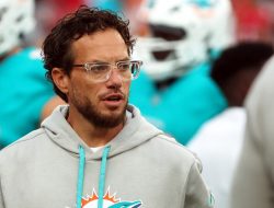 Reports: Dolphins sign coach Mike McDaniel to extension