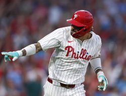 Nick Castellanos, Phillies chase sweep of Astros