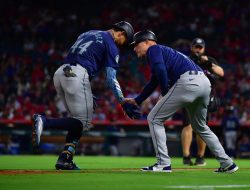 Mariners score 5 unearned runs in first inning to beat Angels