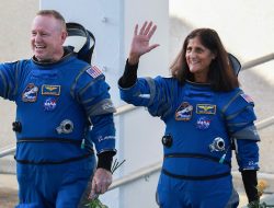 2 Astronauts Stuck in Space After 8-Day Mission Goes Awry