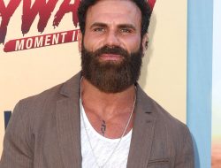 Baywatch’s Jeremy Jackson Admits to Smelling Costars’ Dirty Swimsuits