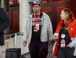 Blue-chip OL Douglas Utu flips from Tennessee to Oregon