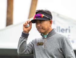 Y.E. Yang shoots 65, leads after one round in St. Louis