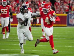 Chiefs hold off Ravens (by a toe) in thrilling season opener