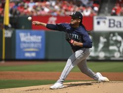 Mariners RHP Luis Castillo exits vs. Cardinals with leg injury