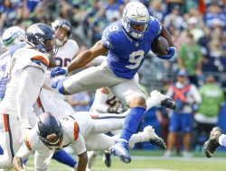 Seahawks overcome sloppy first half, run past Broncos