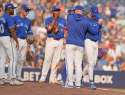Jays turn attention to Cardinals after emotional letdown