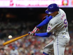 Mets use pitching, power to rout Phillies