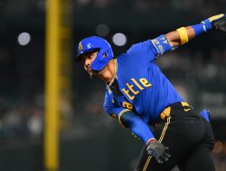 Mariners dress for success in matchup vs. Rangers