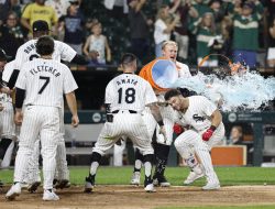 MLB roundup: White Sox end record home skid on walk-off HR