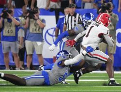 Top 25 roundup: No. 1 Georgia avoids upset, nips Kentucky 13-12