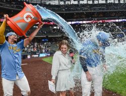 MLB roundup: Brewers erase 8-run deficit, stun D-backs