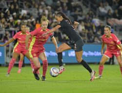 Claire Emslie, Angel City salvage draw vs. Thorns