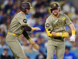Game-ending triple play lifts Padres over Dodgers, into playoffs