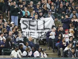 White Sox look to hold off Angels and date with infamy for another day