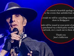 Jane’s Addiction Apologizes To Fans After Fight Onstage In Boston