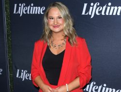 Updates on Her Pregnancy in the Second Trimester – Hollywood Life