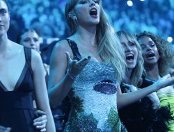 Taylor Swift Makes History With Artist of the Year Win