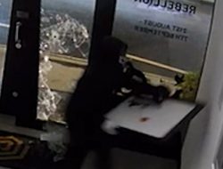 Banksy’s ‘Girl With Balloon’ Stolen From London Gallery, Caught on Video, 2 Arrested
