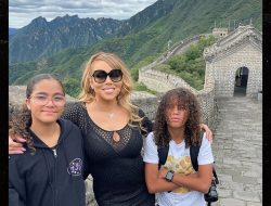 Mariah Carey and Twins Visit Great Wall of China