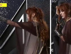 Chappell Roan Rips Photog at VMAs, Drama Plays Out As Celebs Arrive