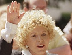 Who Is Leslie Abramson? Facts About Lawyer in Menendez Brothers Case – Hollywood Life