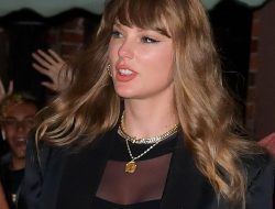 Taylor Swift and Travis Kelce Arrive at NYC Dinner in Style