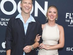 Colin Jost Details Bond Between Son & Scarlett Johansson’s Daughter