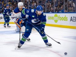 Forward Nils Hoglander signs 3-year contract with Canucks