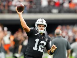 Raiders make QB change to spark offense vs. Steelers