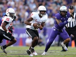 Houston offense awakens in 30-19 win over TCU