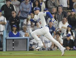 Dodgers 1B Freddie Freeman (ankle) exits Game 2 of NLDS