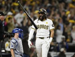 Six-run inning lifts Padres, sends Dodgers to brink