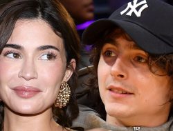 Kylie Jenner & Timothée Chalamet Keep Low Profile at Pizza Parlor, Tip Big