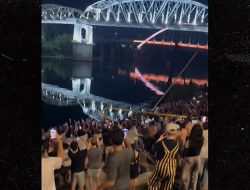 Vanderbilt Fans Rip Out Goalpost After Shocking Win Against Crimson Tide