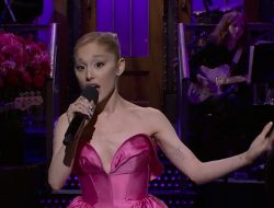 Ariana Grande Mimics Multiple Famous Female Singers in ‘SNL’ Monologue