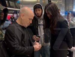 Selena Gomez Gives Homeless Man $20 for Food in NYC