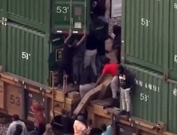 Freight Train Robbed in Broad Daylight by Dozens of Scrambling Thieves