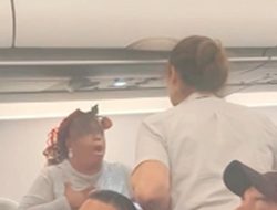 Frontier Airlines Passenger Freaks Out Over Forgetting Phone, on Video