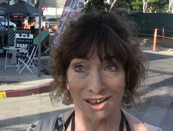 ‘AHS’ Star Naomi Grossman Defends Ryan Murphy From ‘Monsters’ Critics