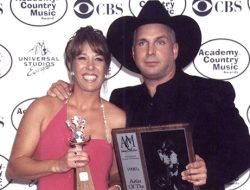Who Is Sandy Mahl? 5 Things To Know About Garth Brooks’ Ex-Wife – Hollywood Life